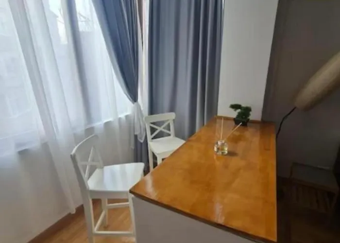 Sunny Downtown 2bdr Apartment *